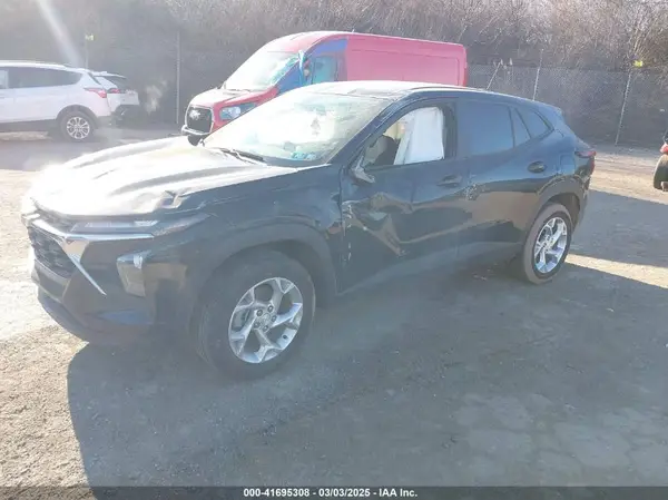 KL77LFEP6SC000310 2025 CHEVROLET TRAX - Image 2