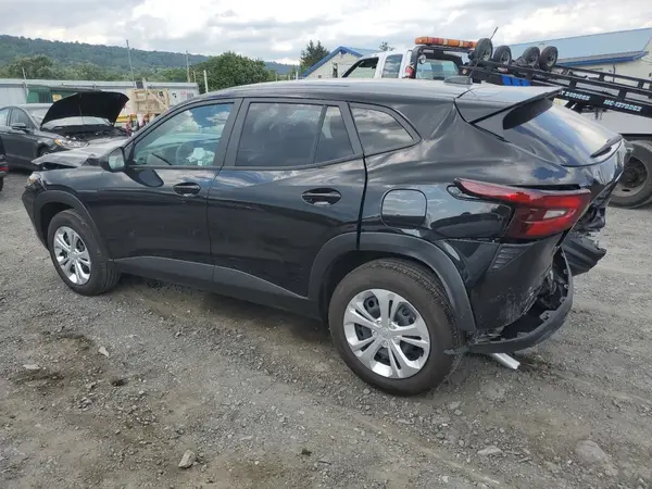 KL77LFEP6SC000758 2025 CHEVROLET TRAX - Image 2