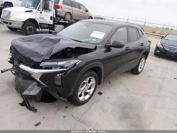 KL77LFEP6SC014465 2025 CHEVROLET TRAX - Image 2