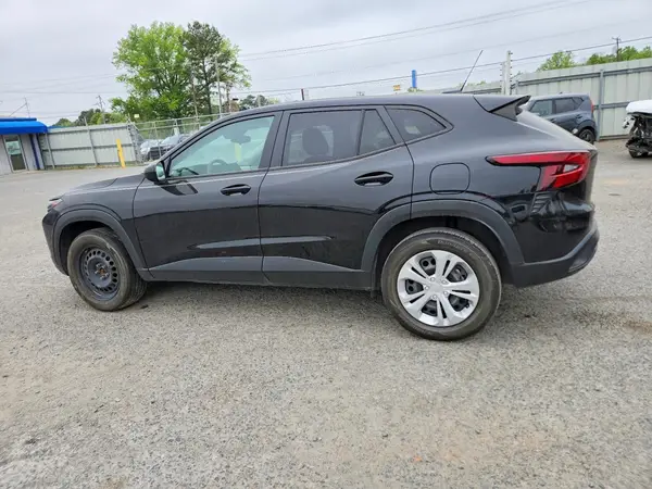 KL77LFEP6SC023585 2025 CHEVROLET TRAX - Image 2