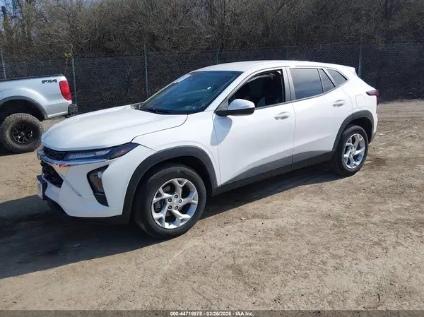 KL77LFEP6SC053069 2025 CHEVROLET TRAX - Image 2