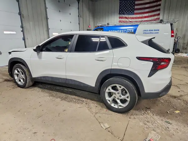 KL77LFEP6SC084595 2025 CHEVROLET TRAX - Image 2