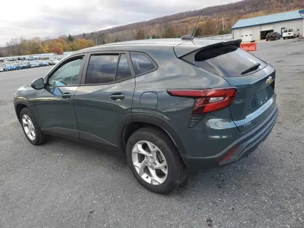KL77LFEP6SC094592 2025 CHEVROLET TRAX - Image 2