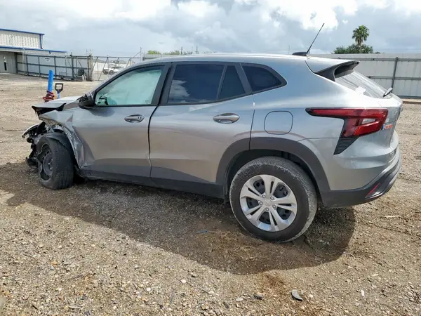 KL77LFEP6SC097735 2025 CHEVROLET TRAX - Image 2