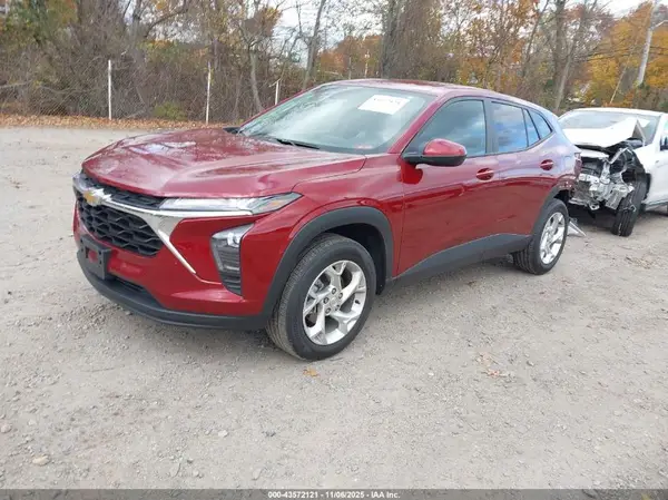KL77LFEP6SC110418 2025 CHEVROLET TRAX - Image 2