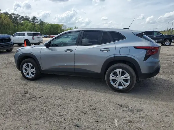 KL77LFEP6SC125131 2025 CHEVROLET TRAX - Image 2