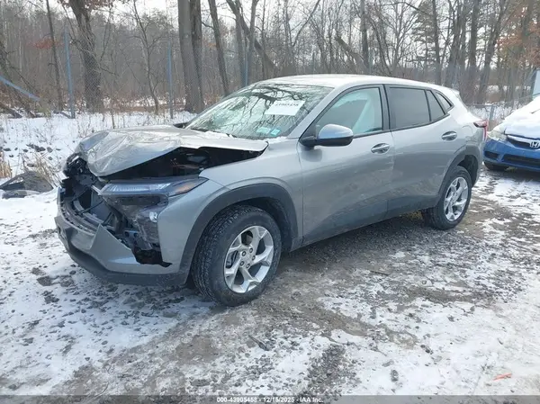KL77LFEP6SC127946 2025 CHEVROLET TRAX - Image 2