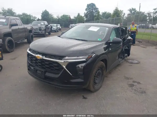 KL77LFEP6SC141197 2025 CHEVROLET TRAX - Image 2