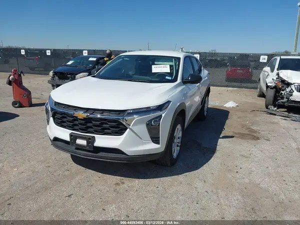 KL77LFEP6SC159490 2025 CHEVROLET TRAX - Image 2