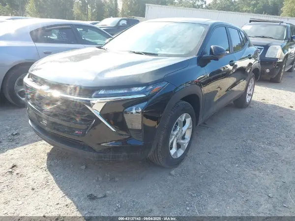 KL77LFEP6SC256804 2025 CHEVROLET TRAX - Image 2