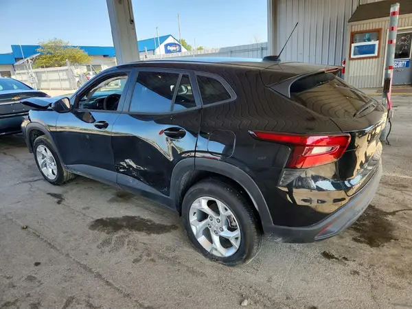 KL77LFEP6SC325071 2025 CHEVROLET TRAX - Image 2