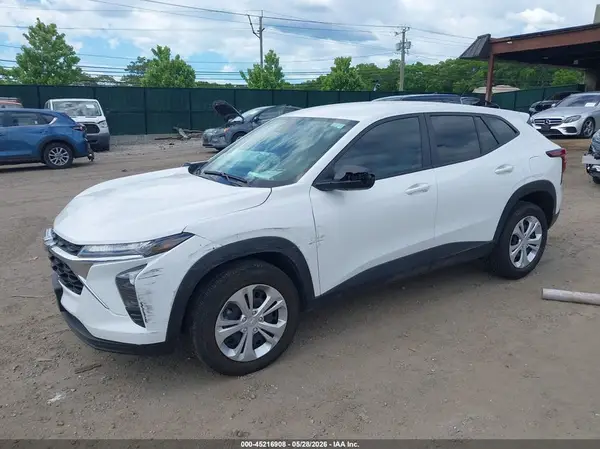 KL77LFEP7SC004186 2025 CHEVROLET TRAX - Image 2