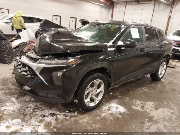 KL77LFEP7SC004477 2025 CHEVROLET TRAX - Image 2