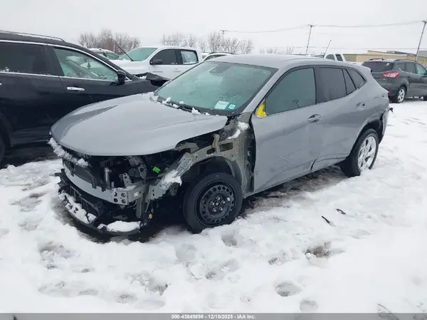 KL77LFEP7SC013549 2025 CHEVROLET TRAX - Image 2