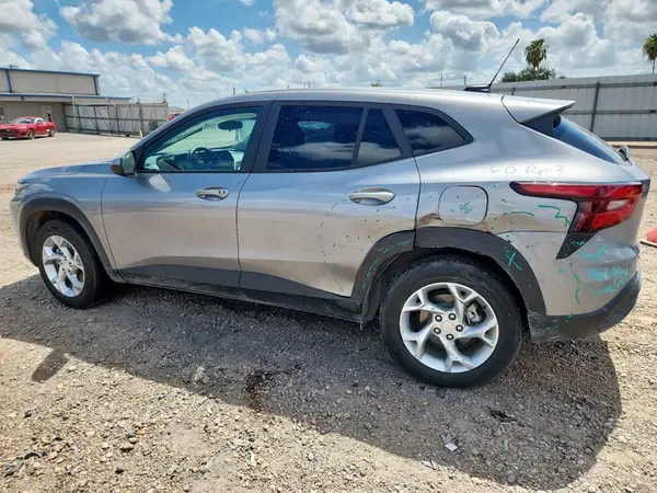 KL77LFEP7SC046857 2025 CHEVROLET TRAX - Image 2
