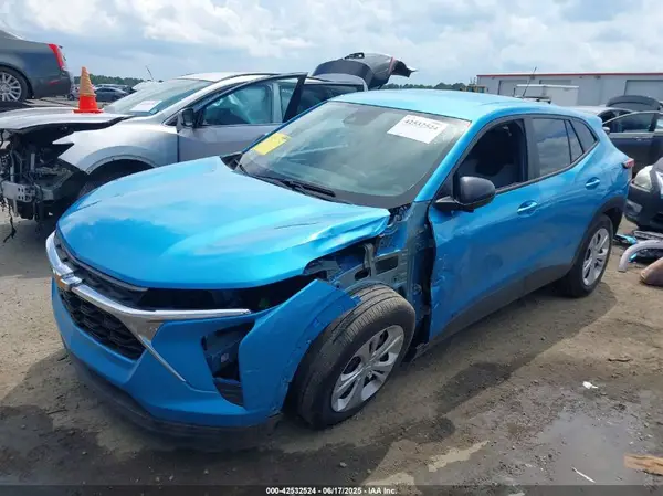 KL77LFEP7SC056806 2025 CHEVROLET TRAX - Image 2