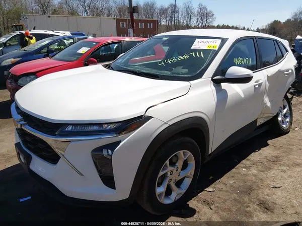 KL77LFEP7SC108113 2025 CHEVROLET TRAX - Image 2
