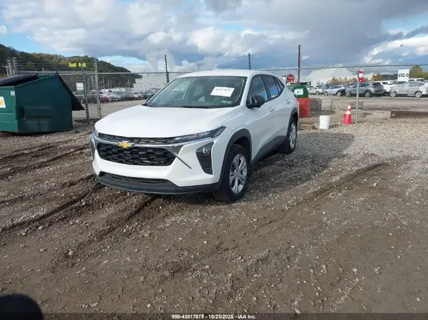 KL77LFEP7SC122402 2025 CHEVROLET TRAX - Image 2