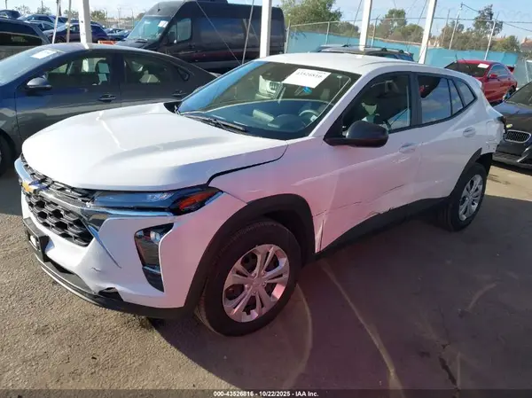 KL77LFEP7SC165024 2025 CHEVROLET TRAX - Image 2