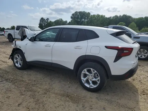 KL77LFEP7SC207465 2025 CHEVROLET TRAX - Image 2