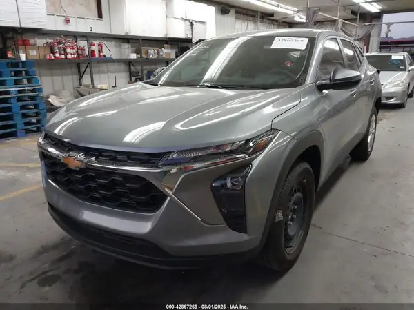 KL77LFEP7SC213752 2025 CHEVROLET TRAX - Image 2