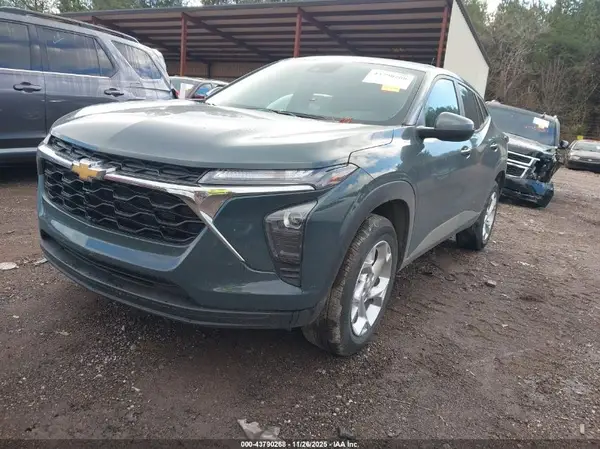 KL77LFEP7SC240465 2025 CHEVROLET TRAX - Image 2