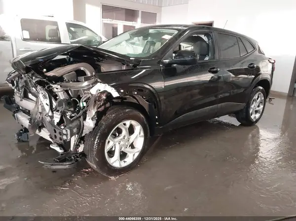 KL77LFEP7SC279136 2025 CHEVROLET TRAX - Image 2