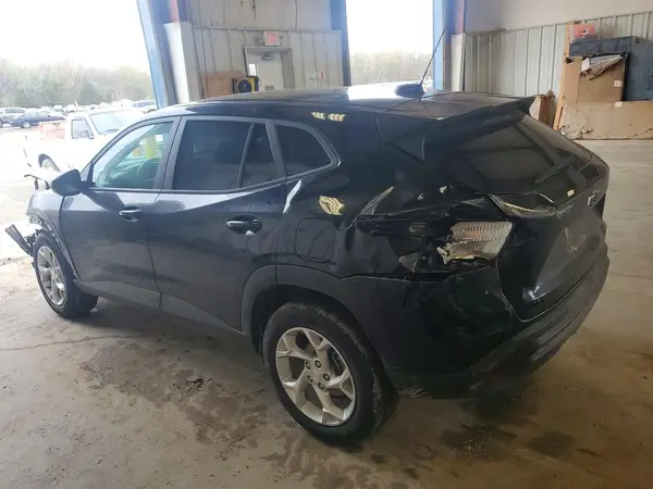 KL77LFEP7SC291142 2025 CHEVROLET TRAX - Image 2
