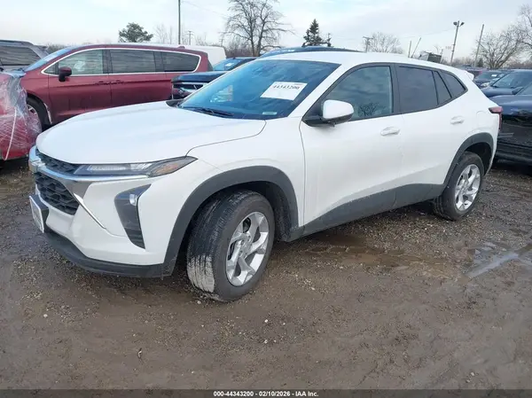 KL77LFEP7SC304892 2025 CHEVROLET TRAX - Image 2