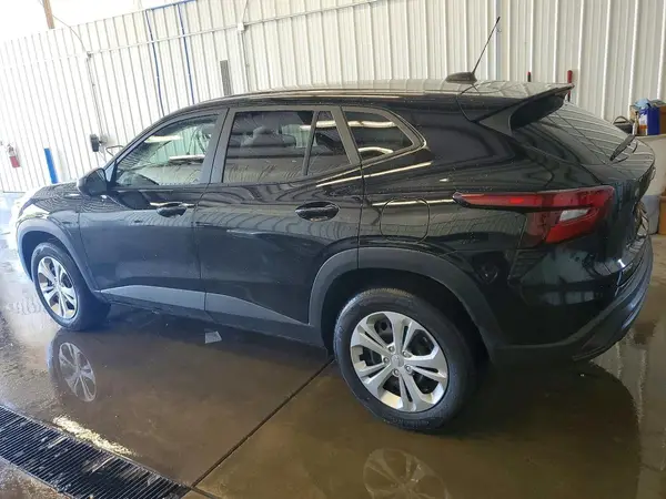 KL77LFEP7TC090598 2026 CHEVROLET TRAX - Image 2