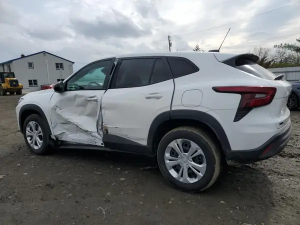 KL77LFEP8SC021496 2025 CHEVROLET TRAX - Image 2