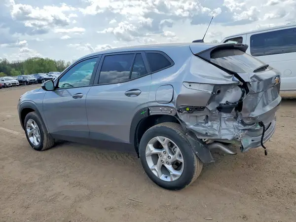 KL77LFEP8SC021899 2025 CHEVROLET TRAX - Image 2