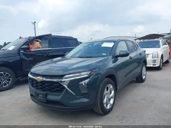 KL77LFEP8SC046494 2025 CHEVROLET TRAX - Image 2