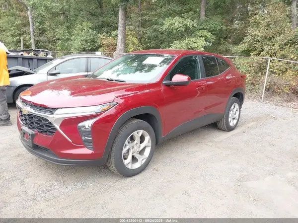 KL77LFEP8SC075946 2025 CHEVROLET TRAX - Image 2
