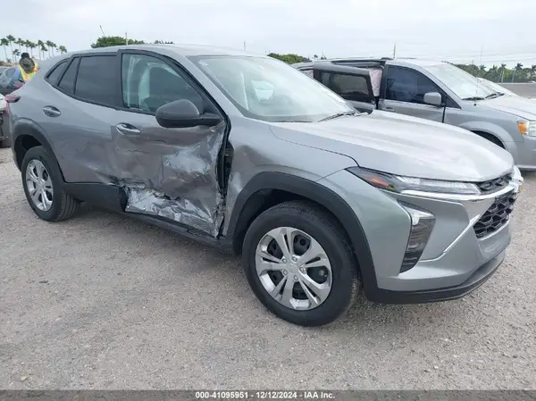 KL77LFEP8SC106368 2025 CHEVROLET TRAX - Image 1