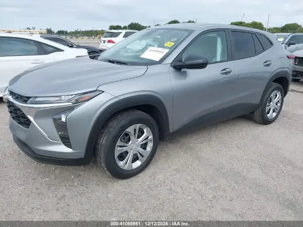 KL77LFEP8SC106368 2025 CHEVROLET TRAX - Image 2