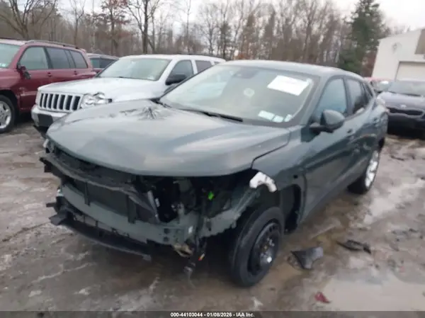 KL77LFEP8SC115085 2025 CHEVROLET TRAX - Image 2