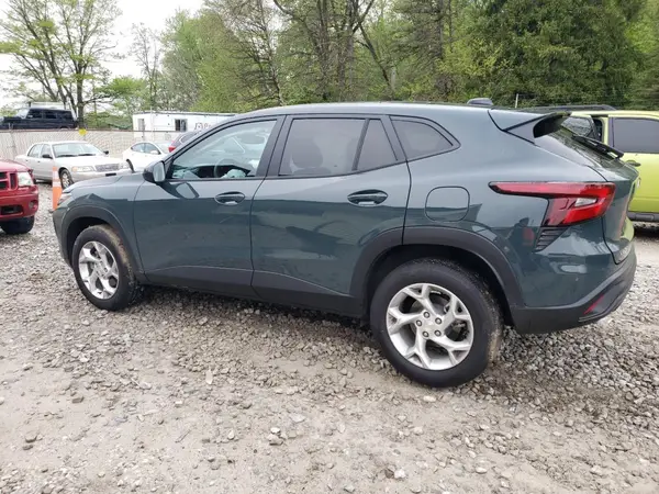 KL77LFEP8SC116625 2025 CHEVROLET TRAX - Image 2
