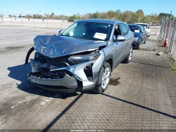 KL77LFEP8SC124448 2025 CHEVROLET TRAX - Image 2