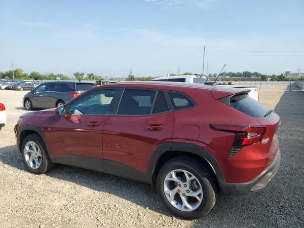 KL77LFEP8SC140083 2025 CHEVROLET TRAX - Image 2