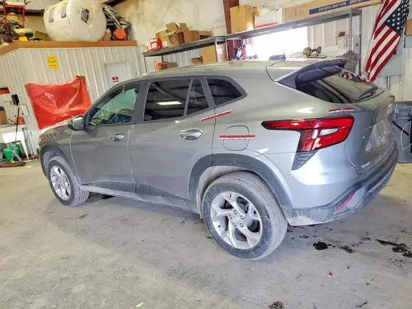 KL77LFEP8SC141606 2025 CHEVROLET TRAX - Image 2