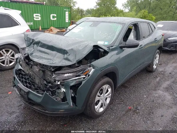 KL77LFEP8SC142223 2025 CHEVROLET TRAX - Image 2