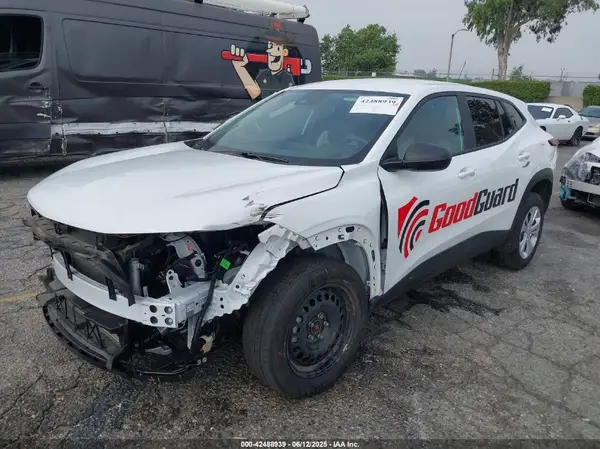 KL77LFEP8SC165064 2025 CHEVROLET TRAX - Image 2