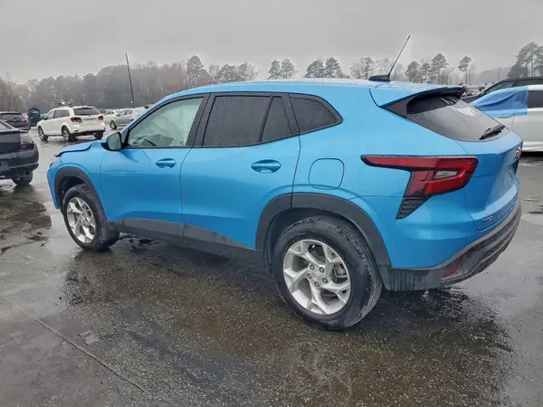 KL77LFEP8SC168143 2025 CHEVROLET TRAX - Image 2