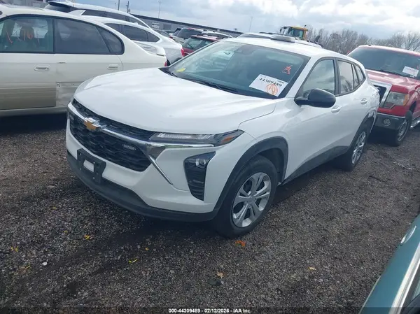 KL77LFEP8SC179868 2025 CHEVROLET TRAX - Image 2