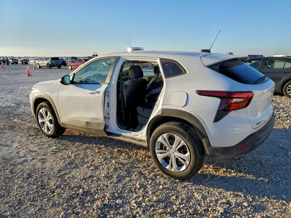 KL77LFEP8SC181121 2025 CHEVROLET TRAX - Image 2