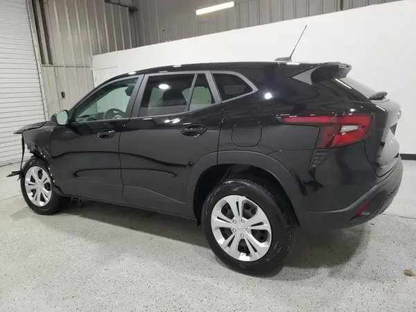 KL77LFEP8SC181281 2025 CHEVROLET TRAX - Image 2