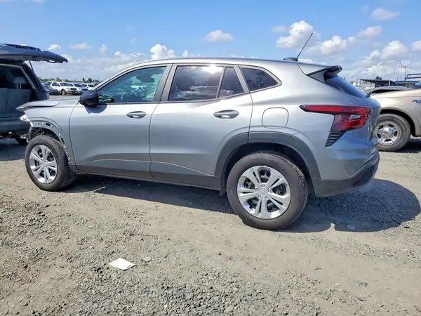 KL77LFEP8SC208415 2025 CHEVROLET TRAX - Image 2