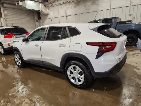 KL77LFEP8SC214117 2025 CHEVROLET TRAX - Image 2