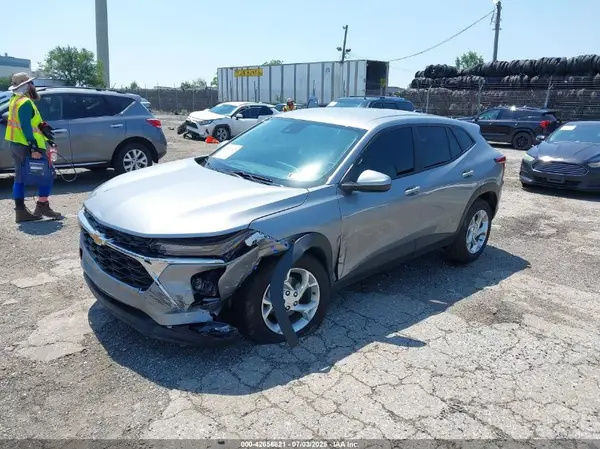 KL77LFEP8SC237638 2025 CHEVROLET TRAX - Image 2